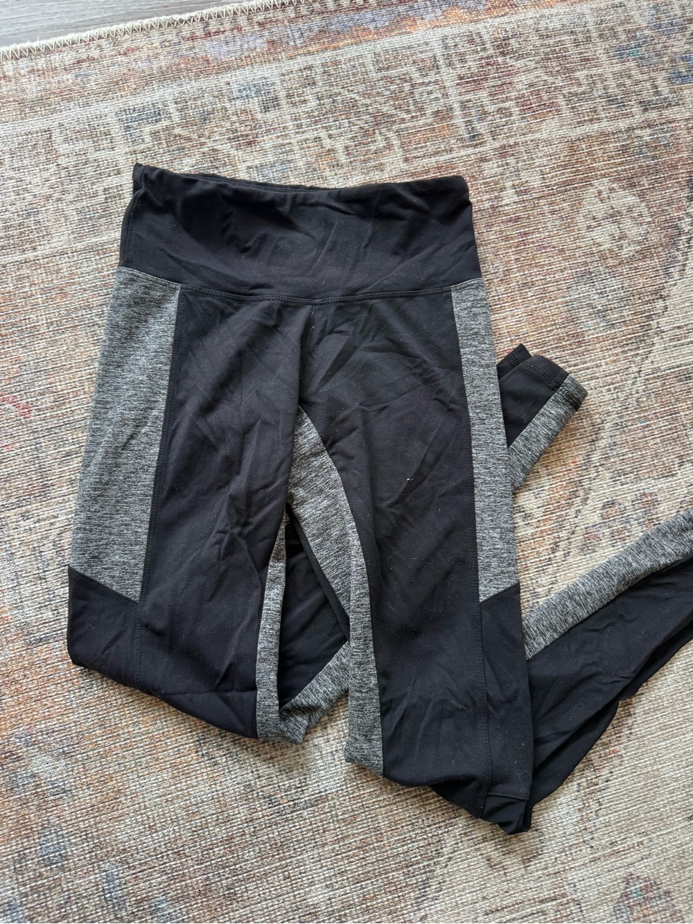 StrutThis Black & Gray Colorblock Active Leggings with Mesh Calf Sides - XS